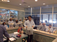 بالصور: طلاب فرع الطب في المدرسة الثانوية الشاملة في زيارة لمركز الابحاث بالخضيرة